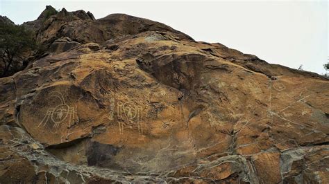 Helan Mountain Petroglyphs: Ancient Whispers Etched in Stone!