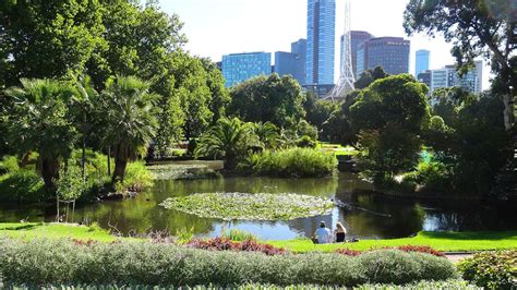 Queen Victoria Gardens Edinburgh: Lush Green Oasis with Breathtaking Views of the City