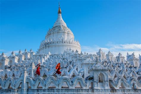 The Ancient White Pagoda! A Testament to History and Architectural Brilliance!