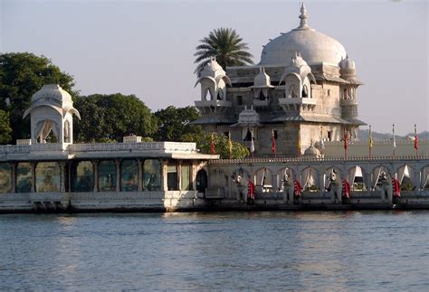 Jag Mandir: A Glittering Palace Rising From the Tranquil Waters of Lake Pichola!