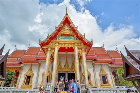 Wat Chalong: A Glimpse into Phuket's Spiritual Heart and Architectural Marvel!